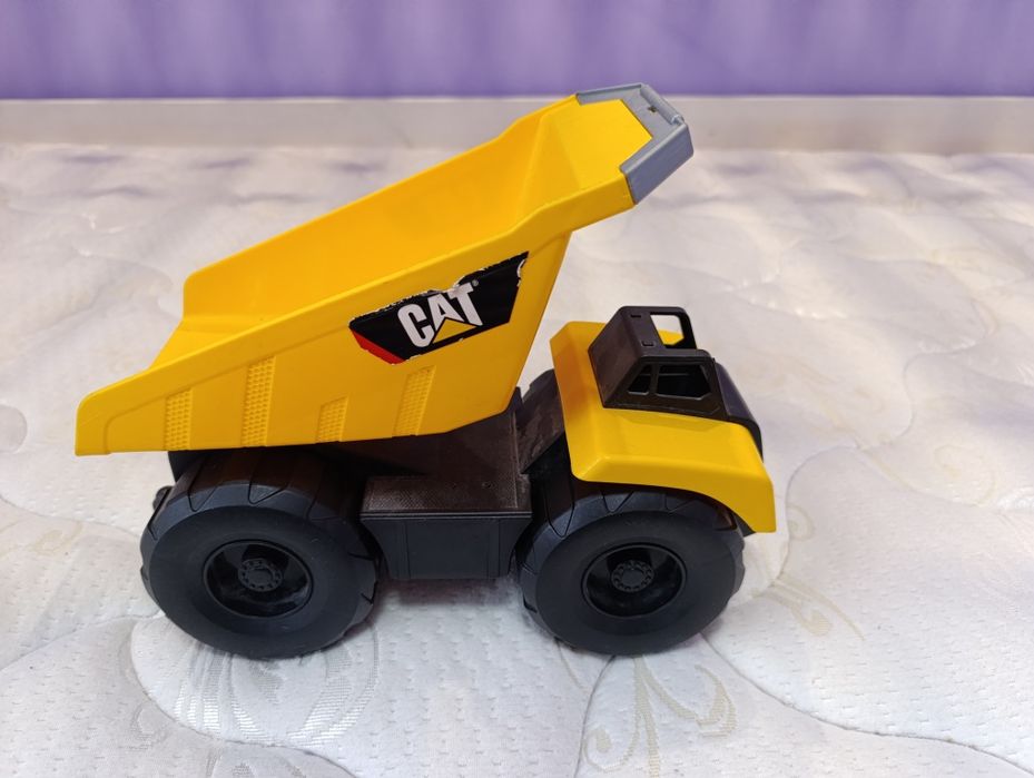 Іграшкова вантажівка CAT — міцна та яскрава техніка для дітей