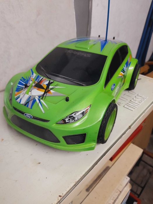 Carro telecomandado escala 1/16