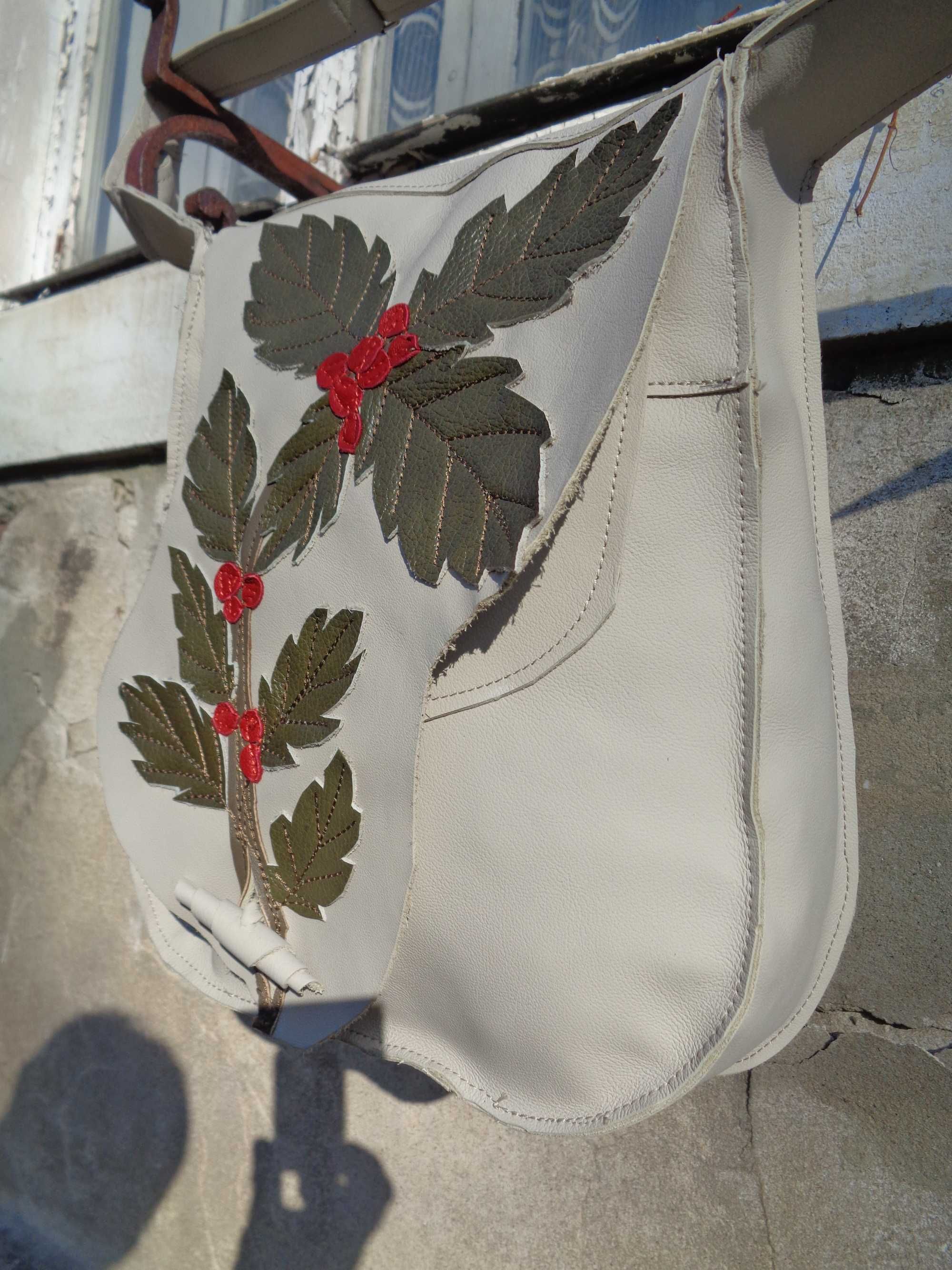 Artystyczna skórzana torebka z ostrokrzewem. Handmade