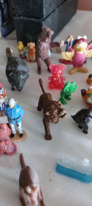 Figurki różne dla dzieci i resoraki