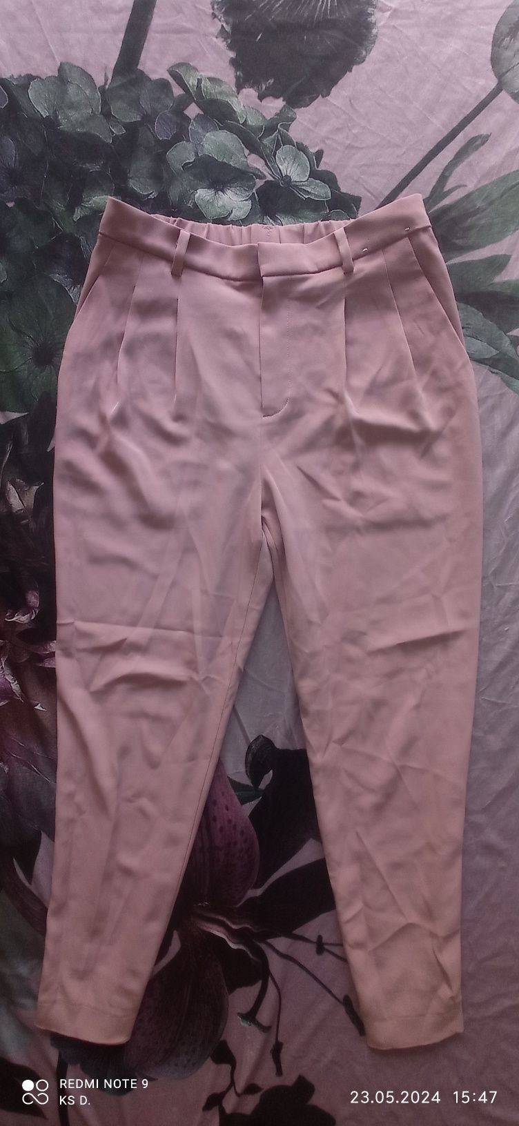 Брюки фирмы Uniqlo.