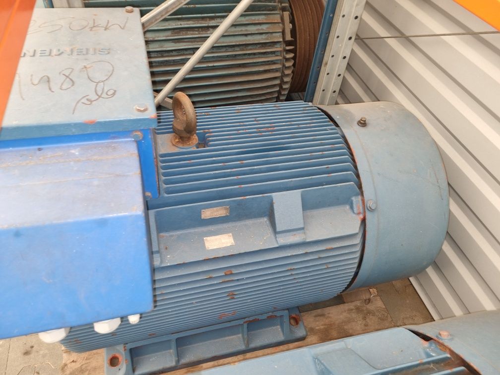 Silniki elektryczne 11,15,22,30,37,45,55,75,90,110,132,160,200,250 kW.