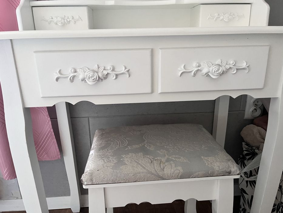 Biala tolaletka z taboretem