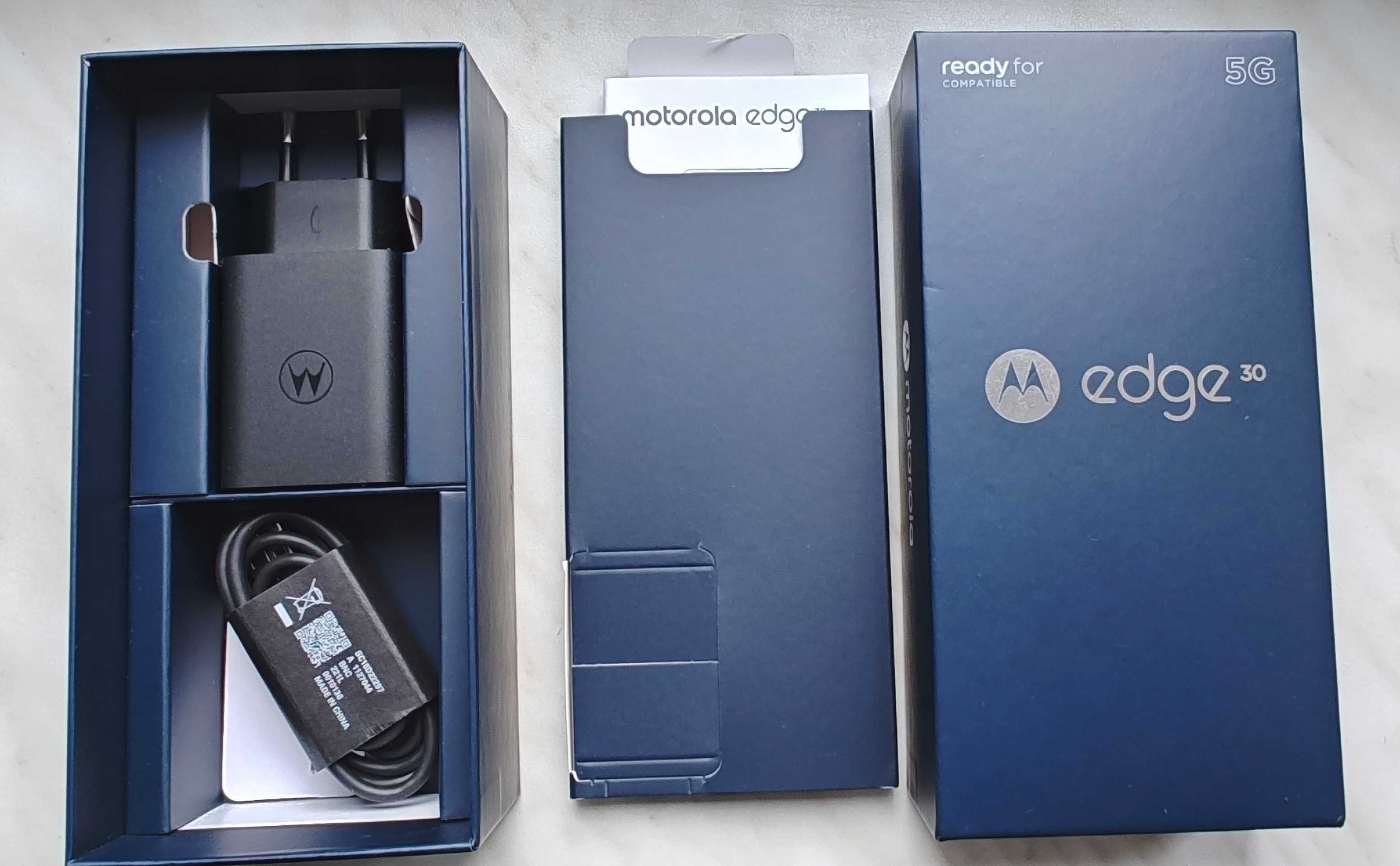 Motorola EDGE 30, używana bez żadnych zadrapań lub zarysowań jak nowa.