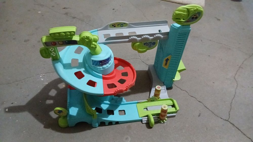 Clementoni Zabawny garaż 17482 na prezent dla chłopca 18m+