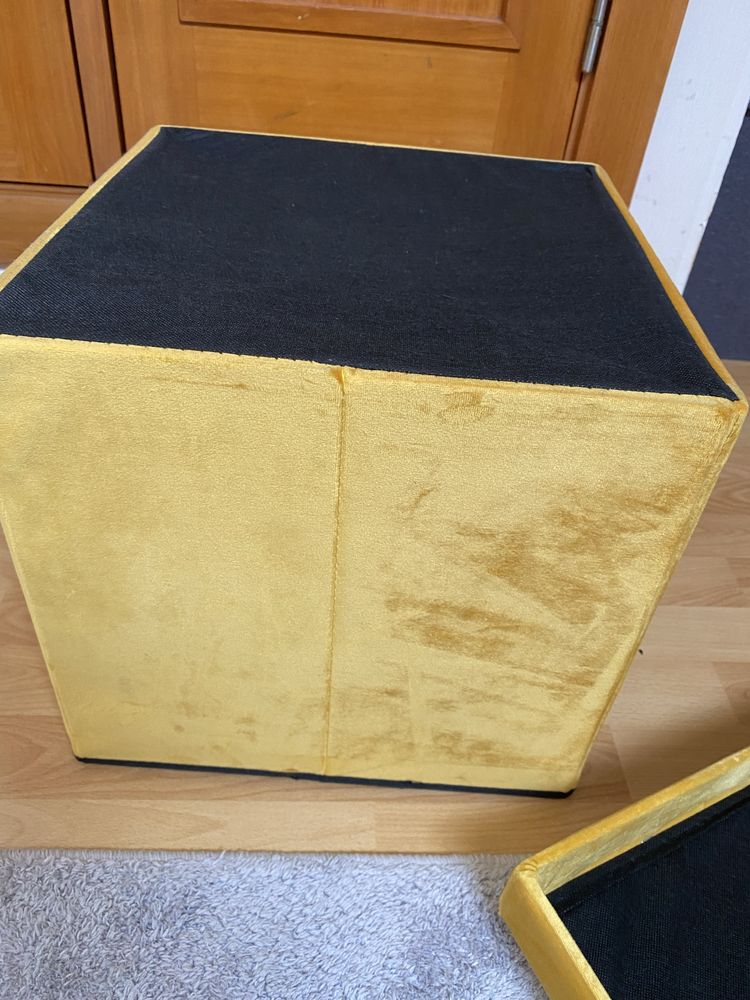 Vendo puff amarelo em veludo, que serve de arrumação e banco.