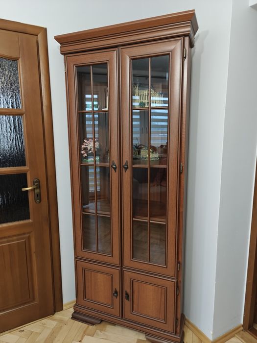 Witryna salonowa z przeszkleniem, narożna