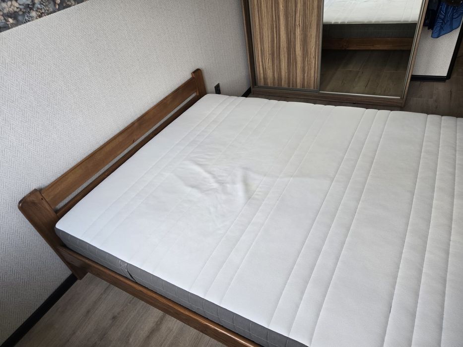 Łóżko i materac do spania 160x200