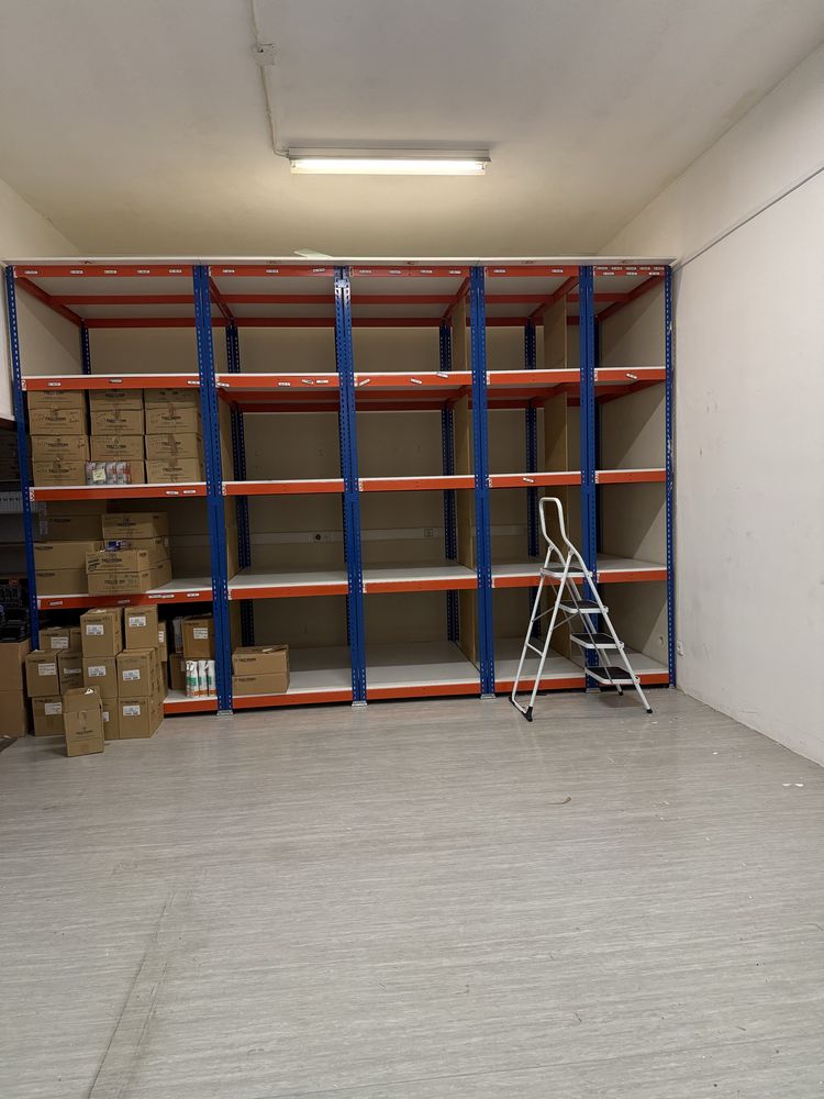 Estante com estrutura metalica