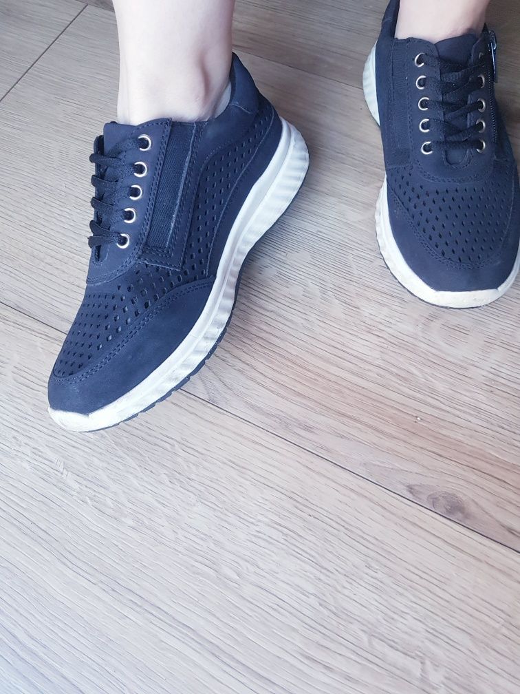 Buty sportowe damskie marki Gosoft rozmiar 37.