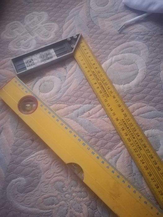 Уровень и угольник под 90 градусов