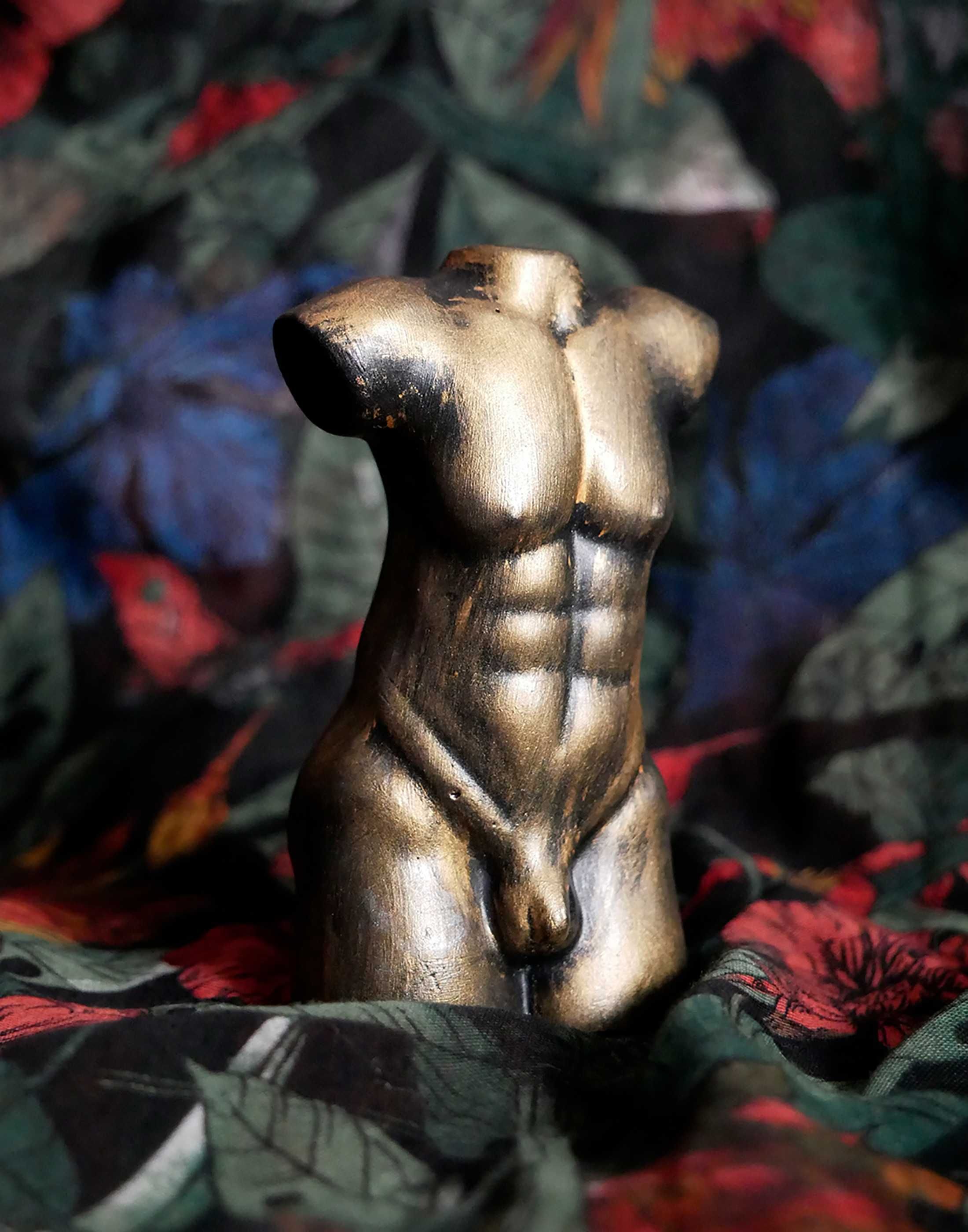 Rzeźba z gipsu - mężczyzna, kolor królewskie złoto, wys. 8,9 cm