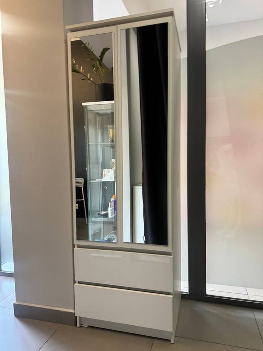 Sprzedam szafa na ubrania z lustrem