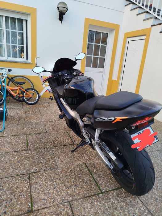 Vende se.  CBR 600 sport muito bem estimada