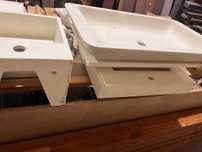 Lote de sanitários cerâmicos, Corian, torneiras e acessórios