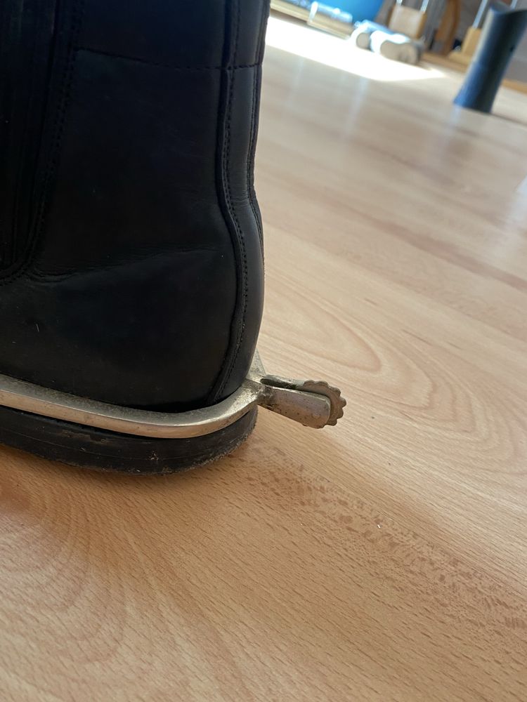 Botas e polainas à portuguesa e descalçador
