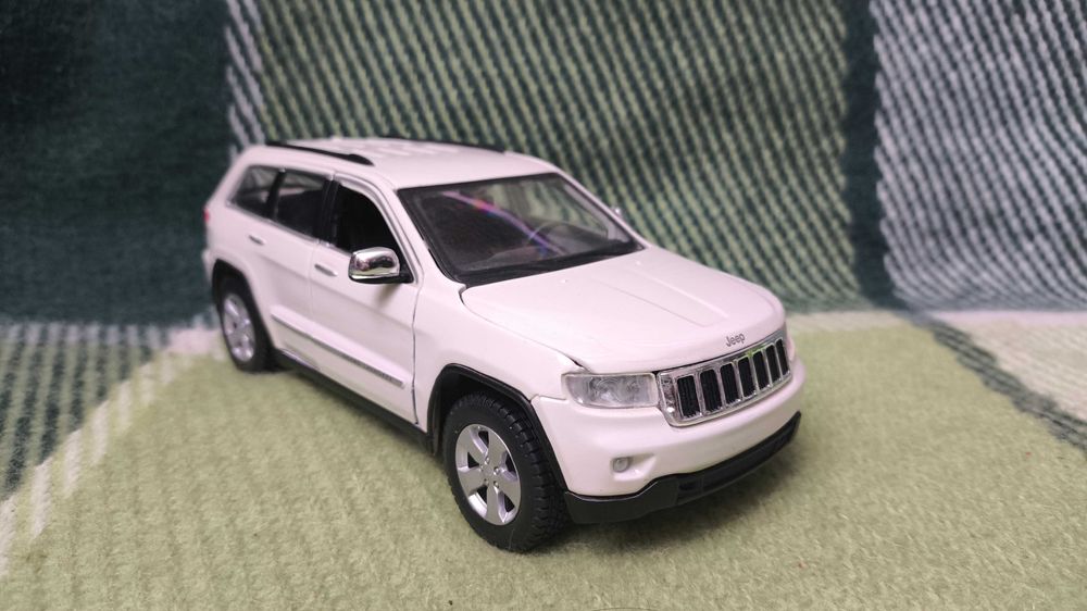 Машинка Jeep Grand Cherokee Loredo 2011 1.24 Maisto