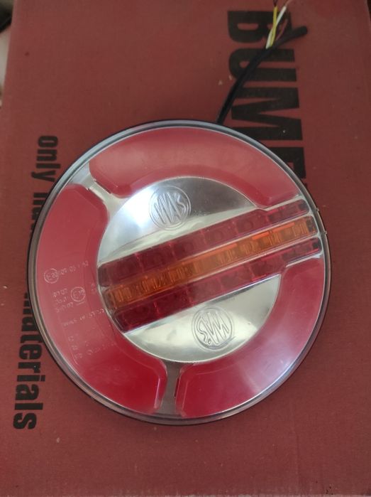 Круглі задні фонарі причіпа