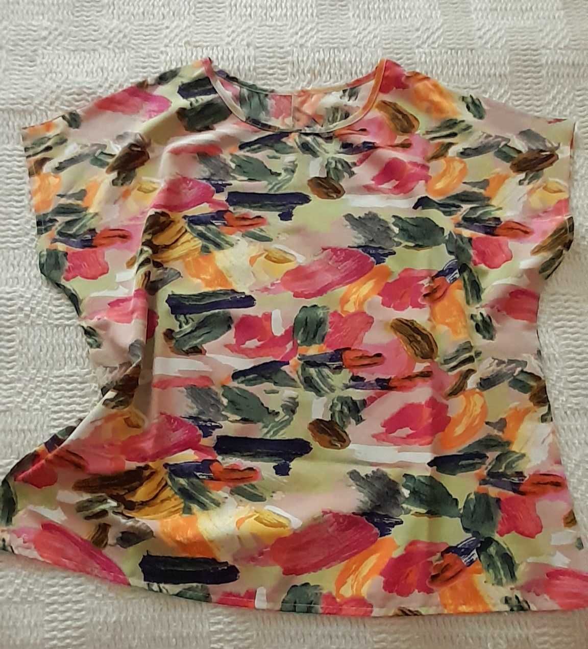 T-shirt estampada em várias cores