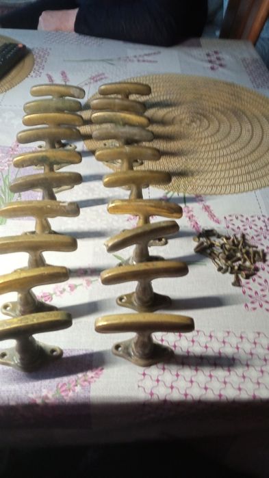 Stara mosiężna klamka okienna