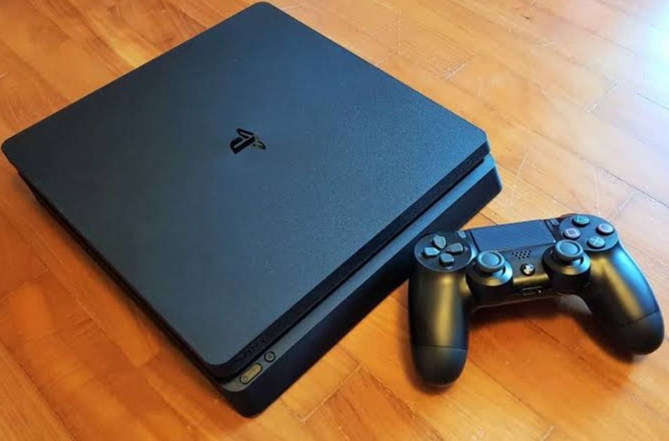 PS4 Slim + 1 диск с игрой Hogvarts legacy