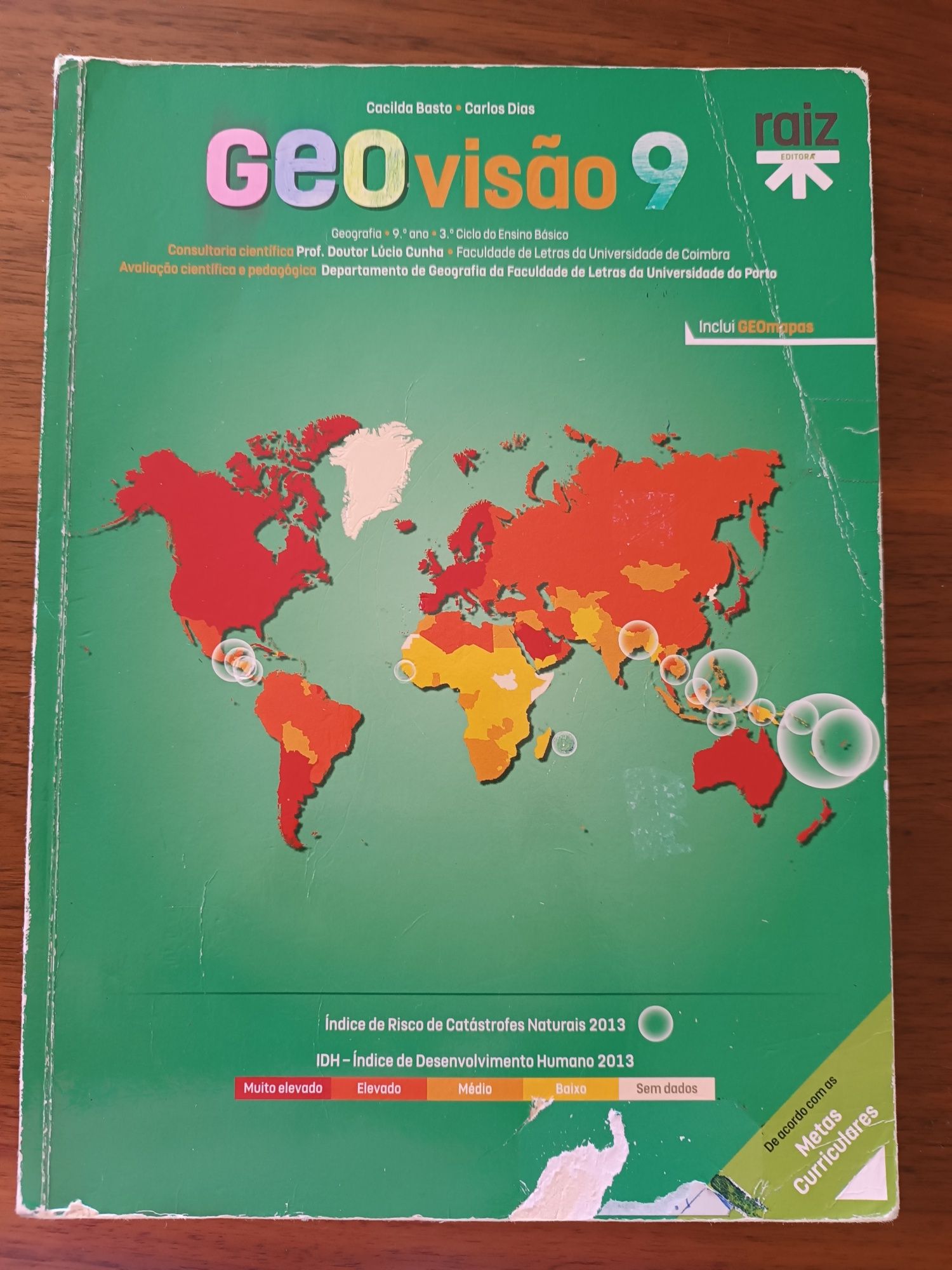 Manual de Geografia 9º ano. Com poucos apontamentos escritos a lápis.