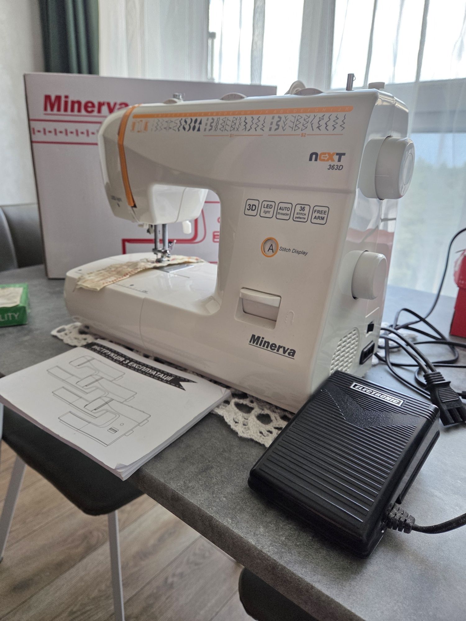 Minerva next 363d швейна машинка + лапки