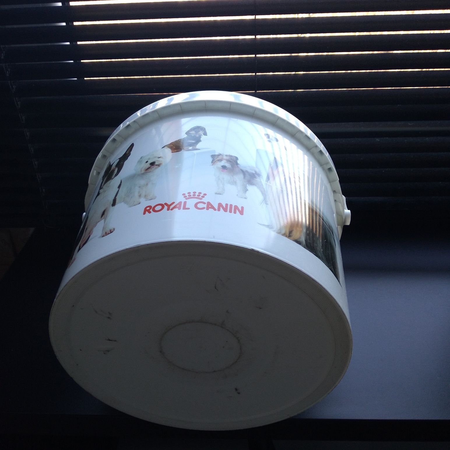 Wiaderko, pojemnik na karmę pies,kot royal canin