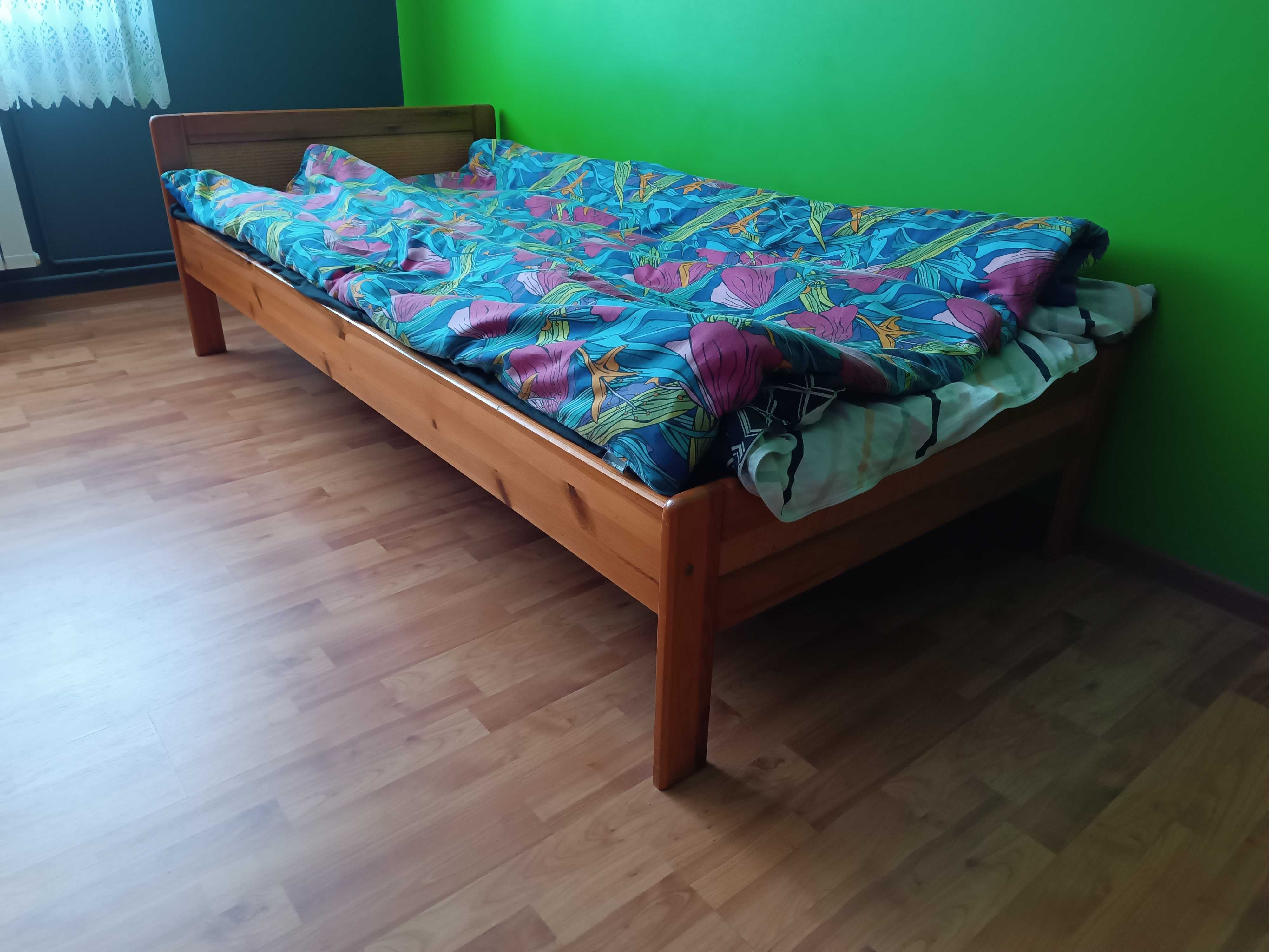 Komplet mebli, łóżko, szafy.