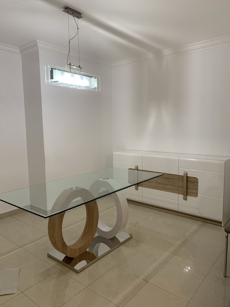Mesa elegante de jantar tampo de vidro