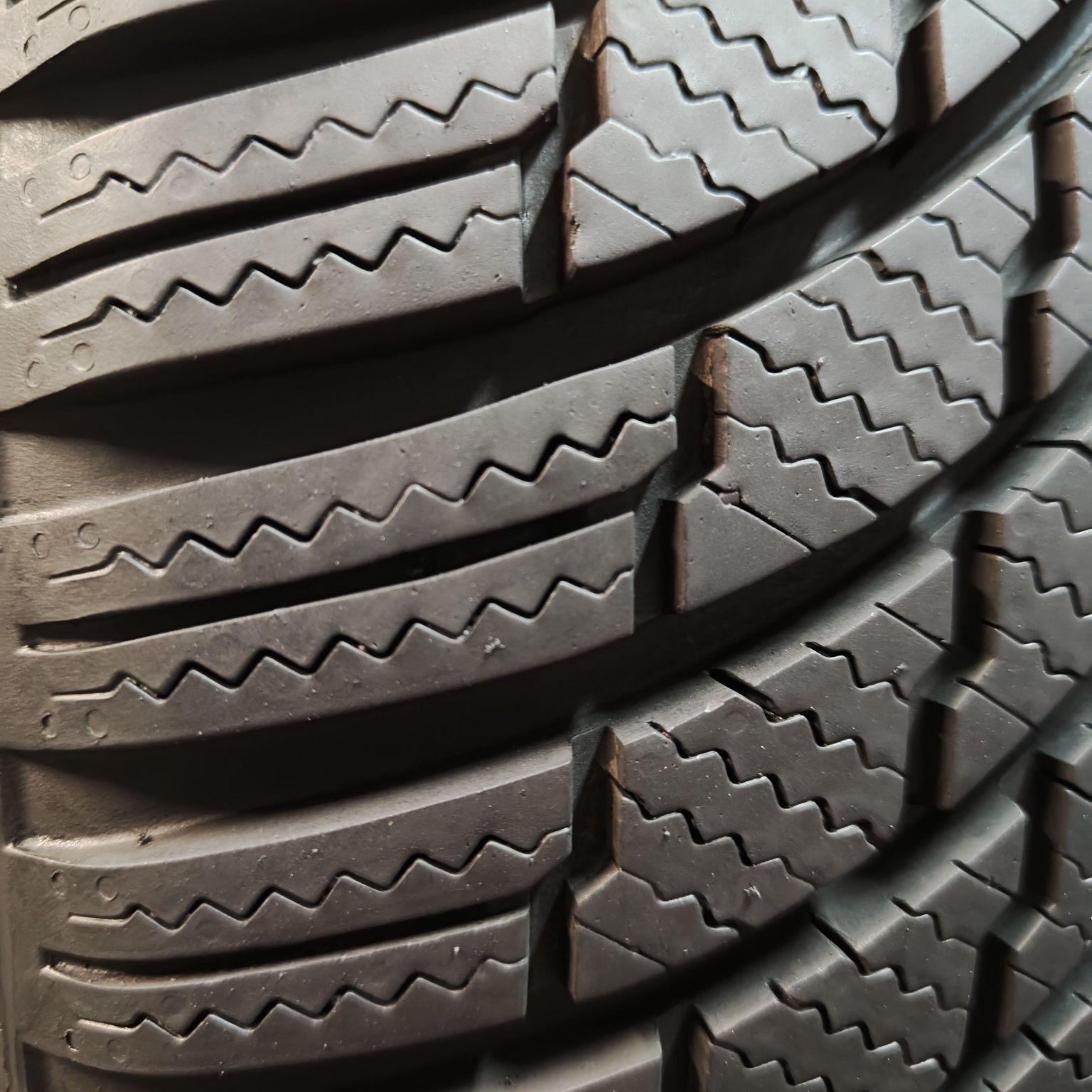 225/40/18 XL Sprzedam parę opon zimowych Firestone