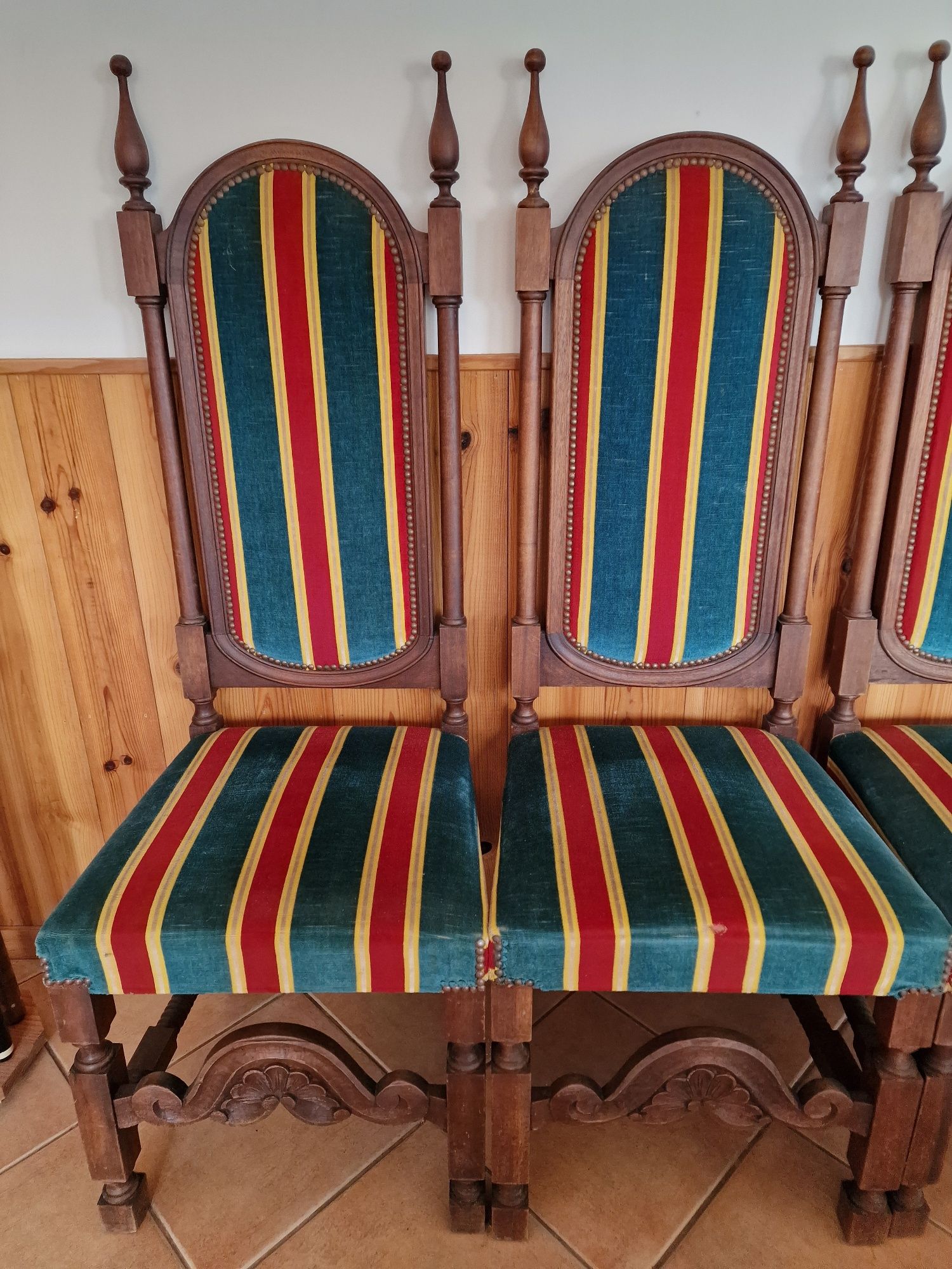 5 Cadeiras estofadas em madeira maciça. Também vendo por unidade