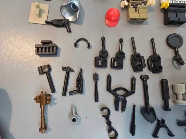 Minifiguras tipo Lego com armas e acessórios