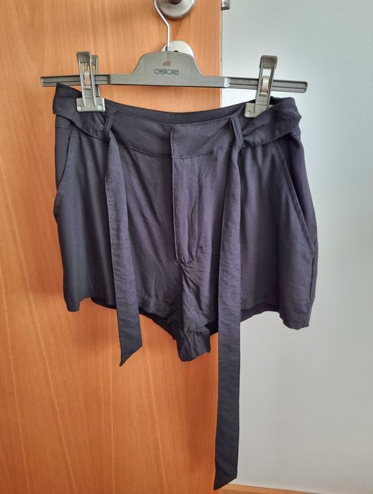 Calções pretos de cintura subida com laço para apertar H&M, tamanho 34