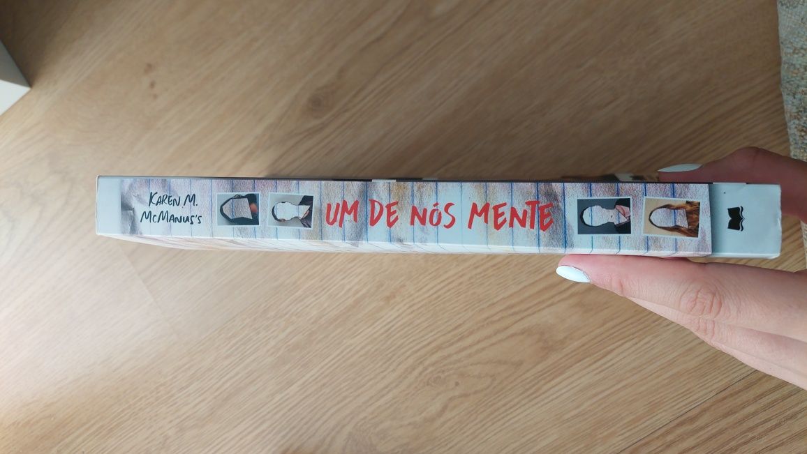 Livro Um de nós mente