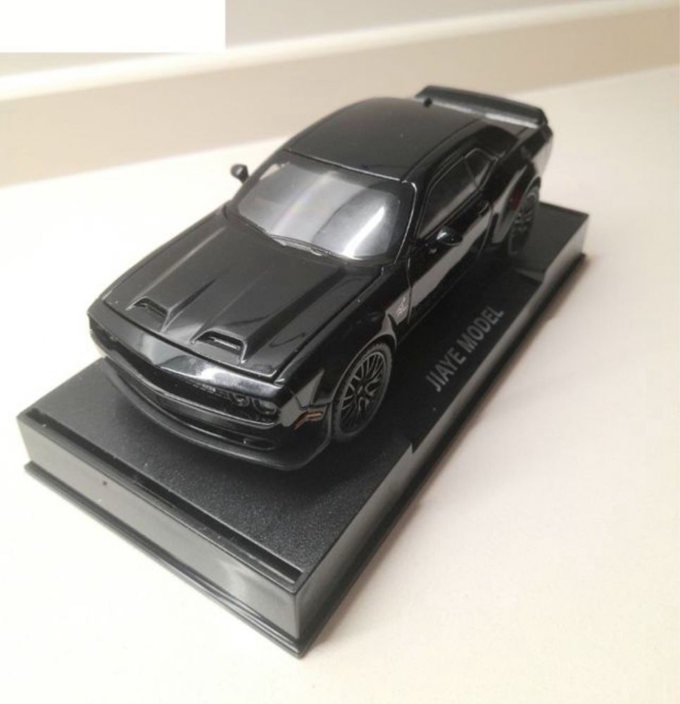 Carro miniatura Dodge Challenger Hellcat 1:32