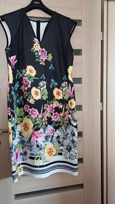 Śliczna sukienka w kwiatki r. 48/50