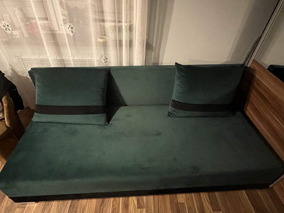 łóżko z poduszkami