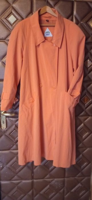 Elegancki płaszcz wiosenno jesienny.