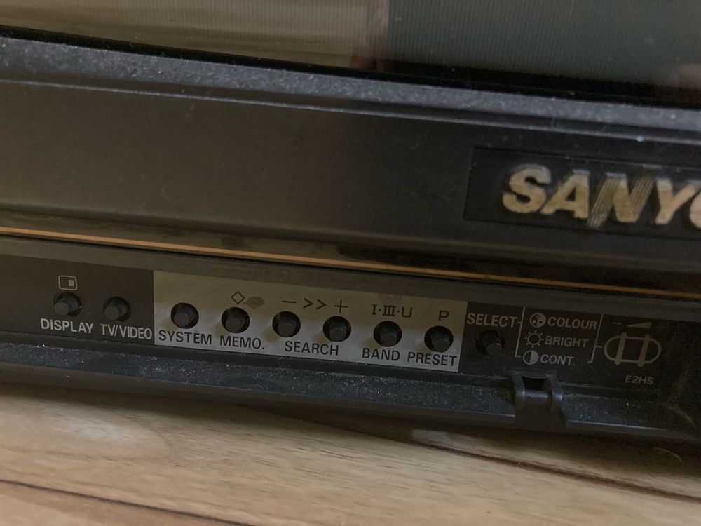 Stary telewizor kineskopowy CRT Sanyo CEP3012PSD