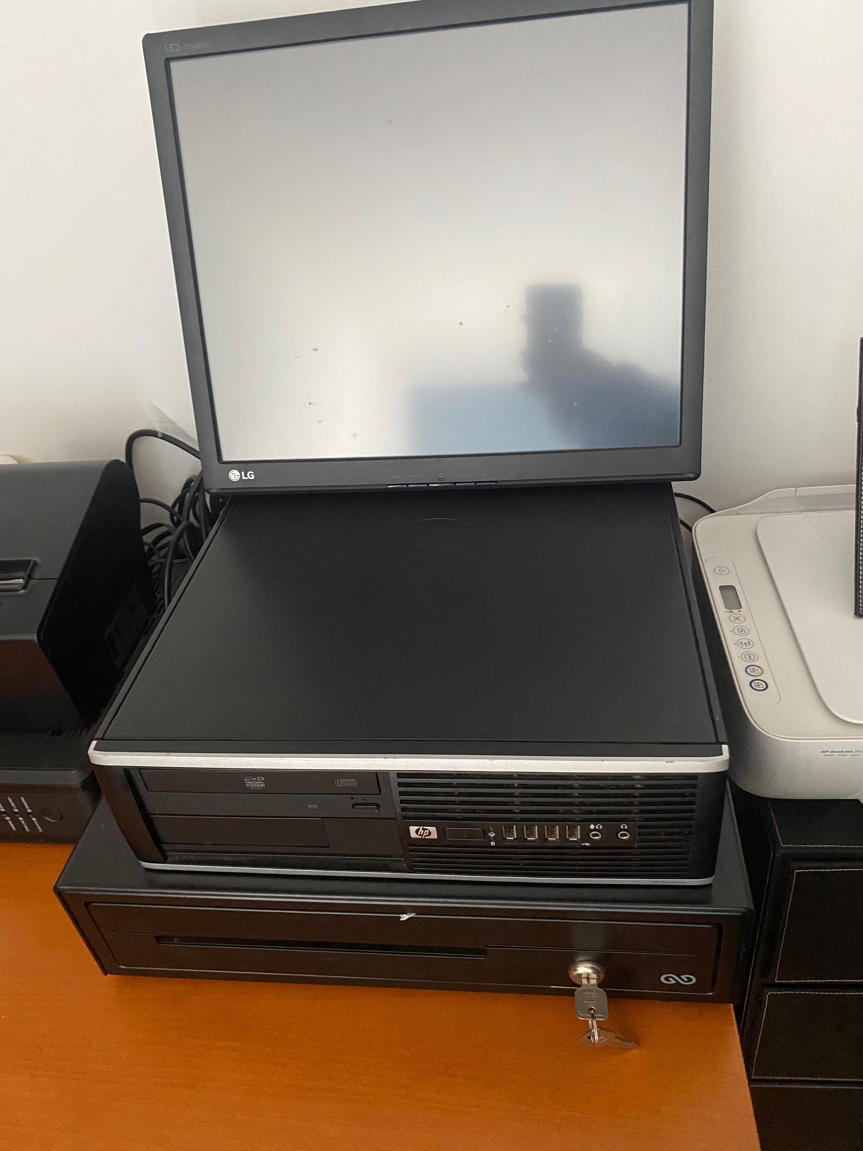 Computador com Windows, impressora de talões e caixa de dinheiro