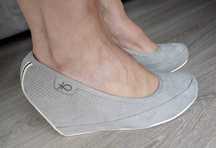 Buty na koturnie.