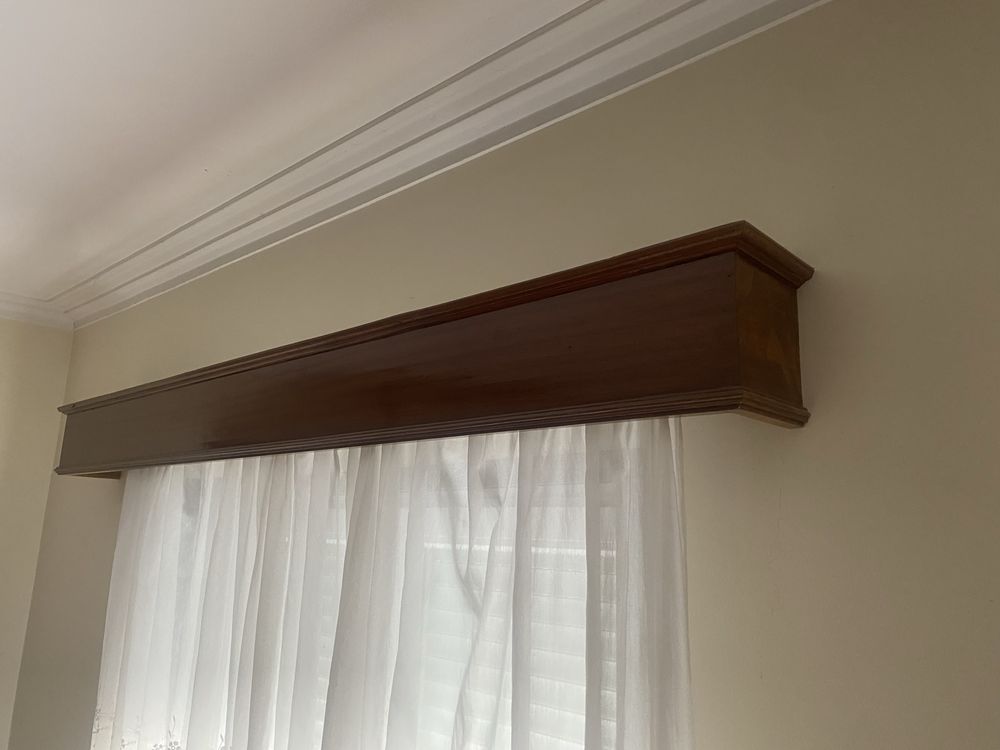 Varias sanefas de madeira macica com suporte para cortinados