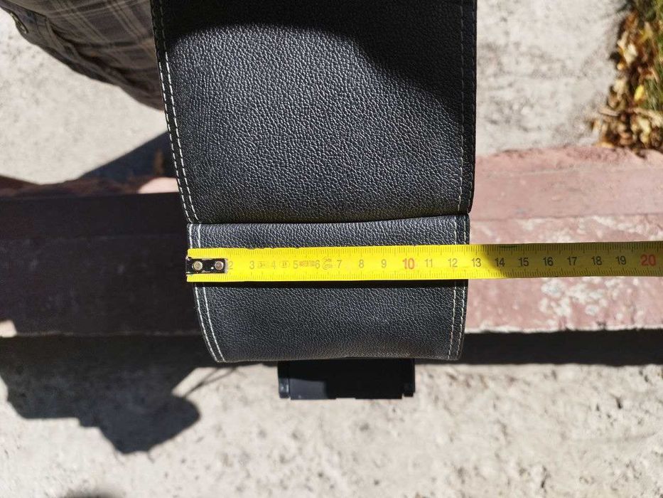 фирменный подлокотник  в авто