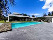 Moradia Térrea de Luxo com Piscina e Jardim Exuberante