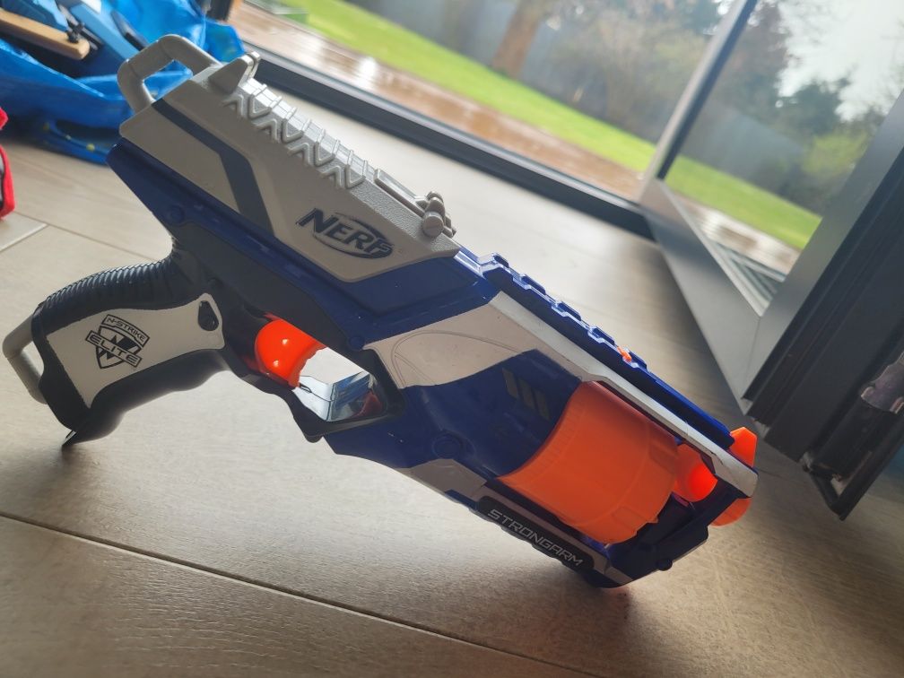Pistolety Nerf Strongarm oraz Roughcut 2x4+17 strzałek