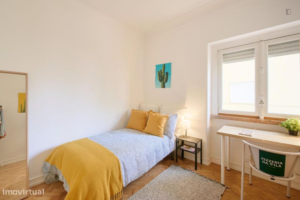 760273 - Quarto com cama de solteiro em...