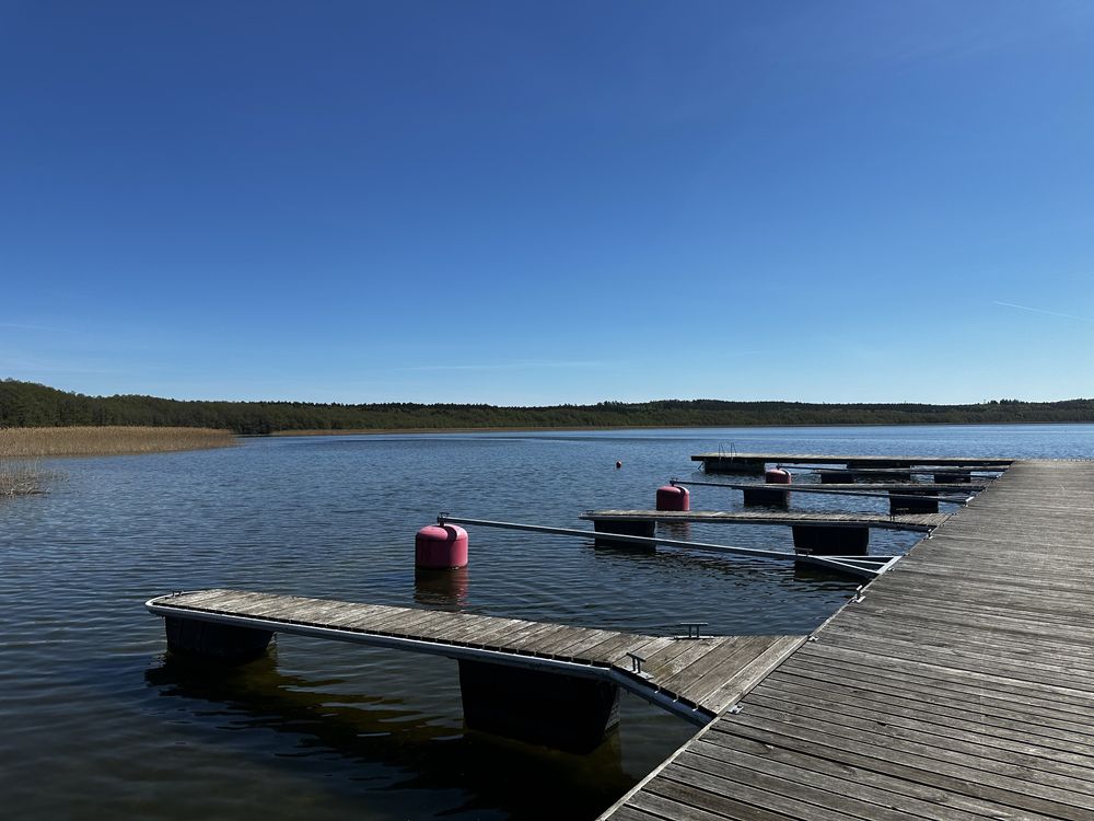 Pole kempingowe i namiotowe nad jeziorem