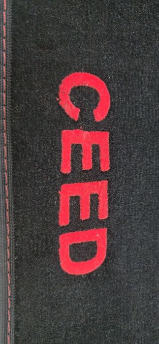 Nowe dywaniki materiałowe Kia Ceed z czerwonymi przeszyciami!