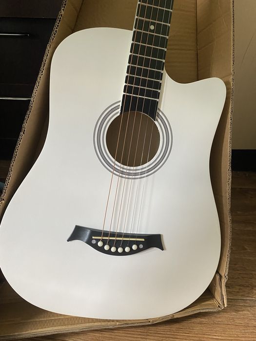 Акустична біла гітара нова